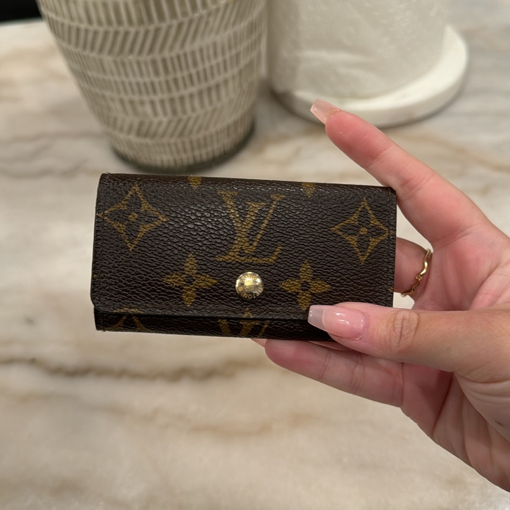 Authentic Louis Vuitton 4 key case holder (year 2009) - Picture 1 of 9
